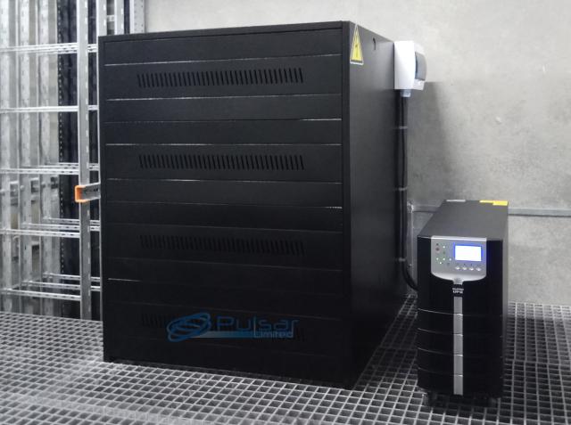 Підприємство Kronospan UA, Волинська обл., м. Нововолинськ Встановлено 2 ДБЖ NetPRO UPS 3315XL (15кВА/15кВт) з акумуляторами Ostar OP 12-35 в батарейних шафах C20 і C40. ДБЖ забезпечують можливість при відключенні електрики без зупинки виробництва переключитися на роботу від генераторів.